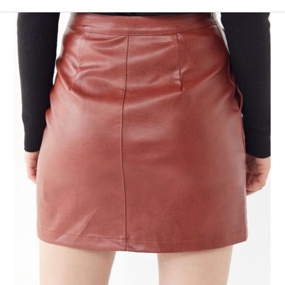 Urban Outfitters Faux Leather skirt with buttons size M - Picture 3 of 7